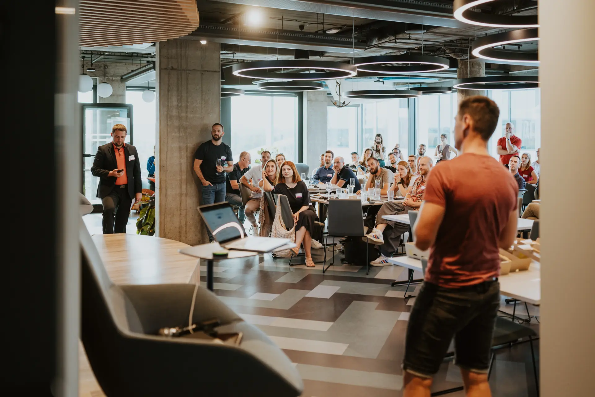 Přednáška na akci Aibility, účastníci v sále
