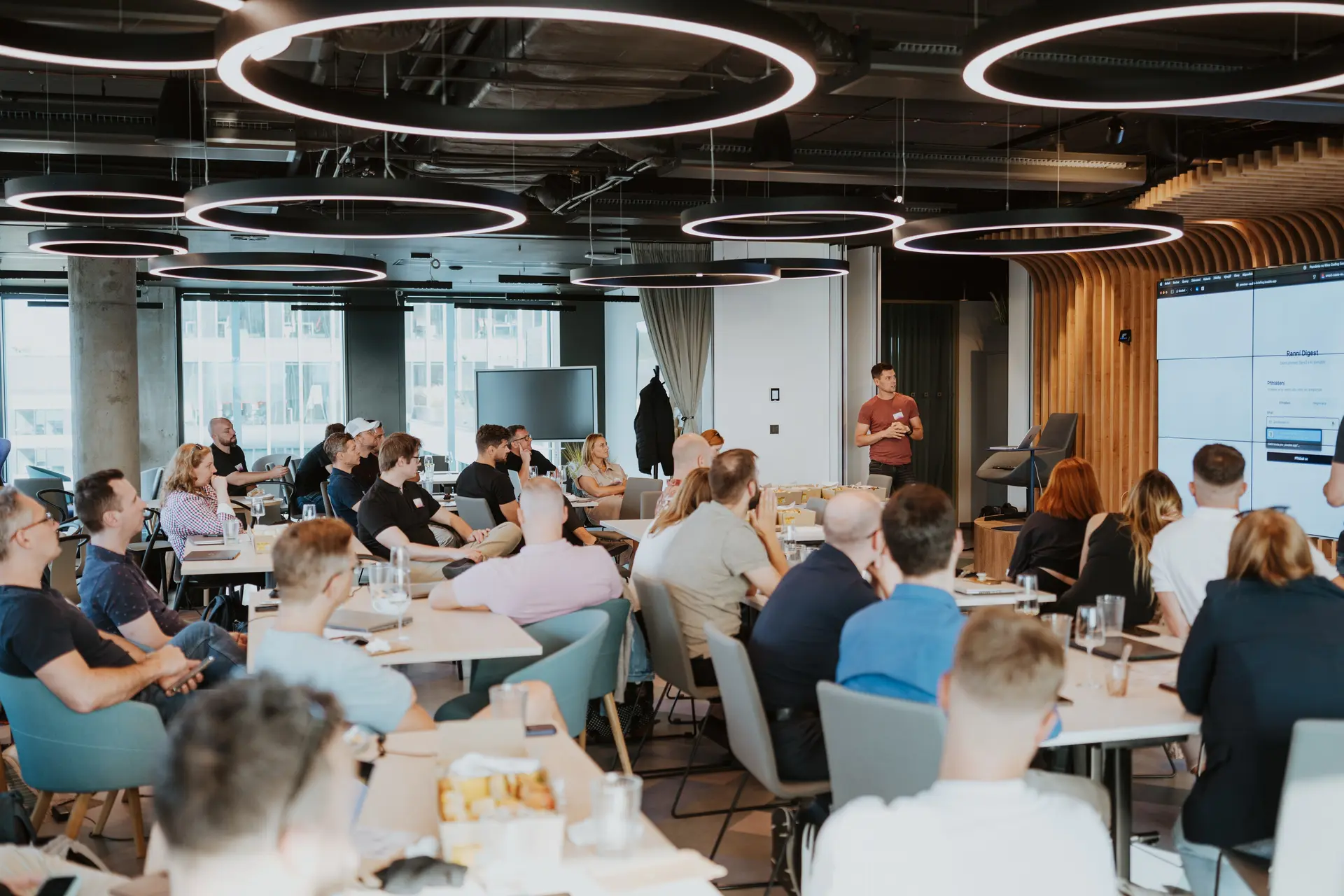 Účastníci workshopu Aibility sledují prezentaci